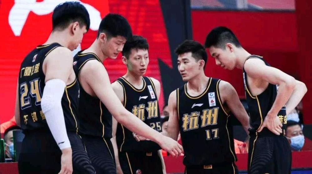 对此，皇马希望抢占先机，俱乐部想重复2014年曾被用于签下克罗斯的战略，当时后者的合同会在2015年到期，并且拒绝续约，最终拜仁同意以2500万欧的转会费将他出售至皇马。